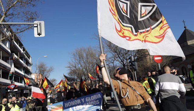 Varias personas participan en una marcha neonazi en Madrid (España), este sábado.