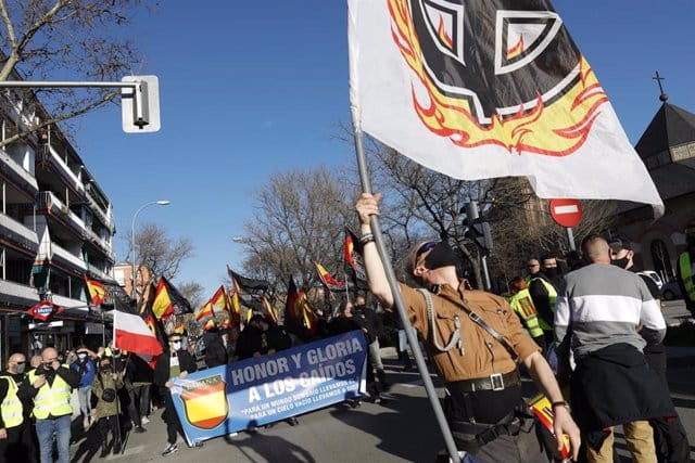 Varias personas participan en una marcha neonazi en Madrid (España), este sábado.