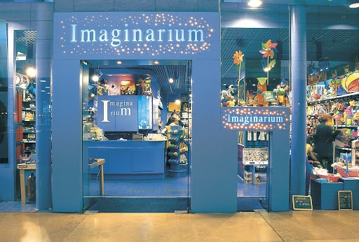 Accesos de una tienda de Imaginarium.