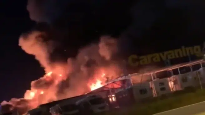 Varias explosiones durante el incendio en una empresa de venta de caravanas en Alcalá de Henares