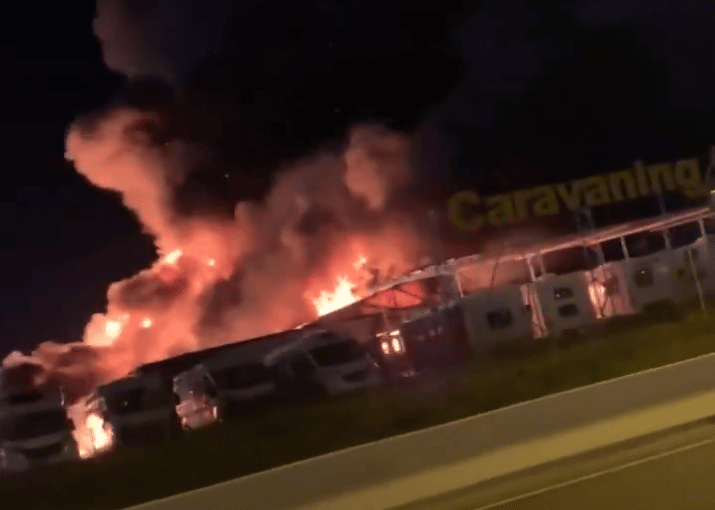 Varias explosiones durante el incendio en una empresa de venta de caravanas en Alcalá de Henares