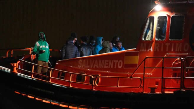 Interior gastará 605.000 € al mes en vuelos para repatriar a migrantes a sus países de origen Inmigrantes, trasladados en una embarcación de Salvamento Marítimo hasta el puerto de Fuerteventura.