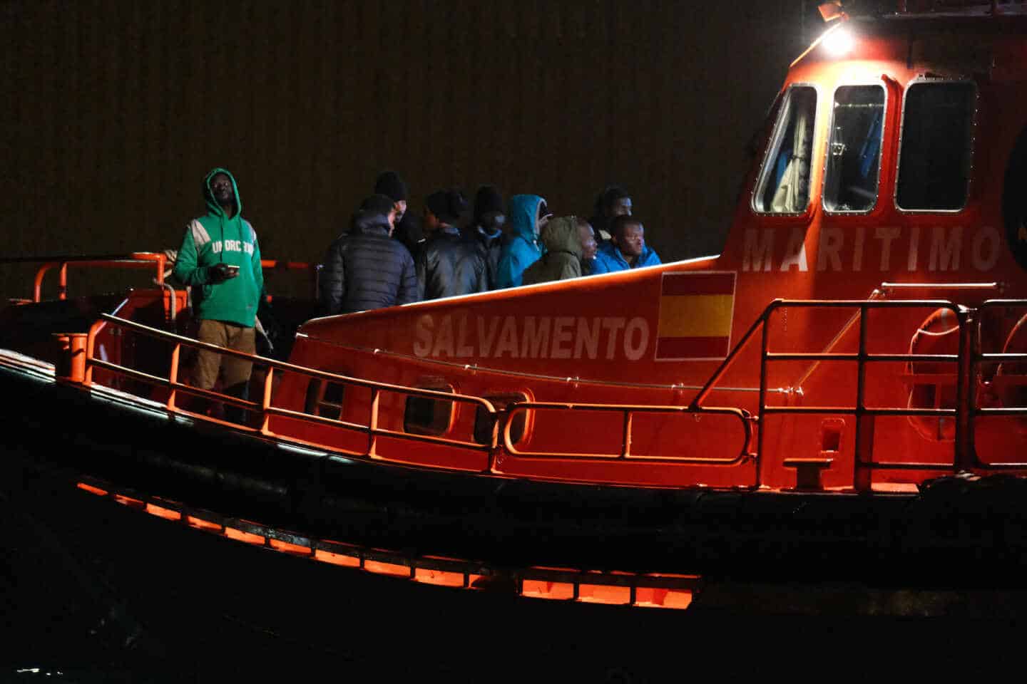 Inmigrantes, trasladados en una embarcación de Salvamento Marítimo hasta el puerto de Fuerteventura.