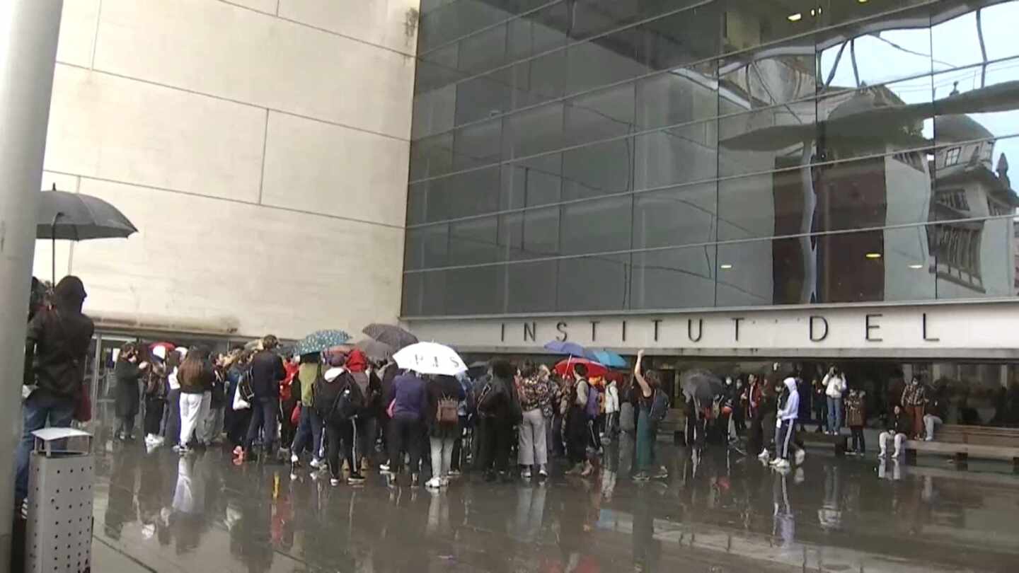 Estudiantes frente al Institut del Teatre protestando