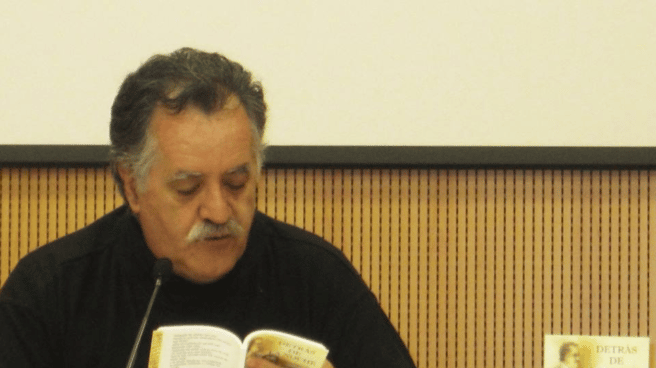 El poeta José Cercas en la presentación de un libro