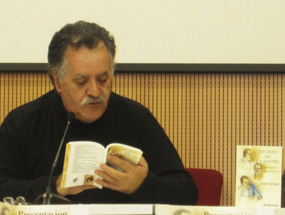 El poeta José Cercas en la presentación de un libro