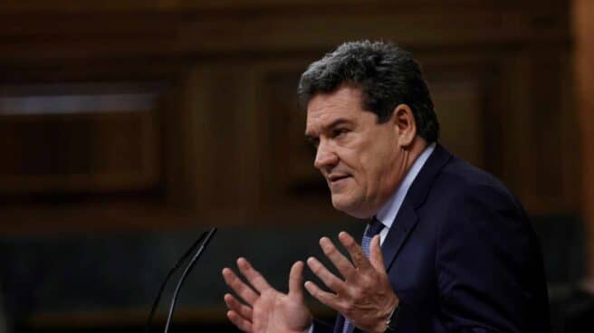 El ministro de Inclusión, Seguridad Social y Miraciones, José Luis Escrivá, durante su intervención en el pleno del Congreso de los Diputados.