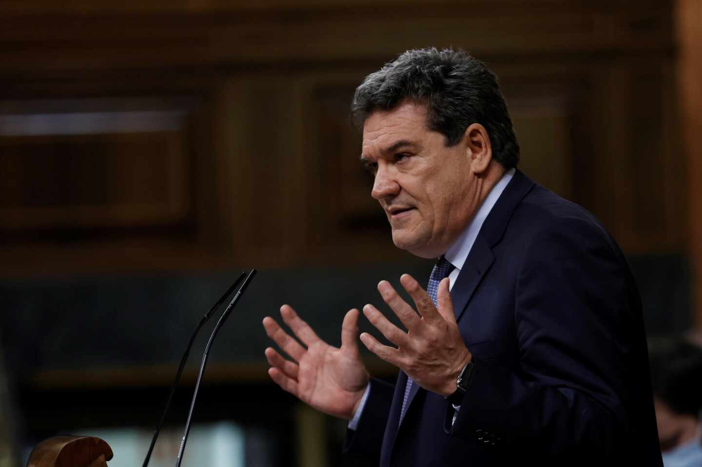 El ministro de Inclusión, Seguridad Social y Miraciones, José Luis Escrivá, durante su intervención en el pleno del Congreso de los Diputados.