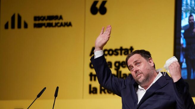 Oriol Junqueras saluda a los asistentes a un mitin de ERC.