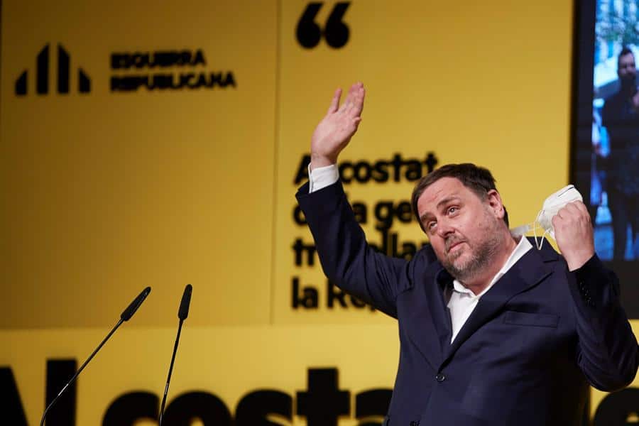 Oriol Junqueras saluda a los asistentes a un mitin de ERC.