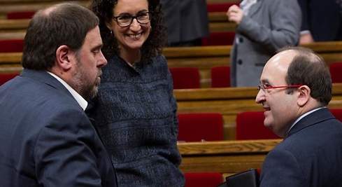 Junqueras charla con Iceta en el Parlament en presencia de Marta Rovira en una imagen de archico