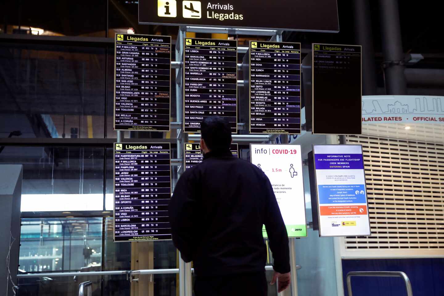 Un hombre observa los paneles de información de llegadas en el Aeropuerto Adolfo Suárez Madrid-Barajas. EFE/Emilio Naranjo/Archivo