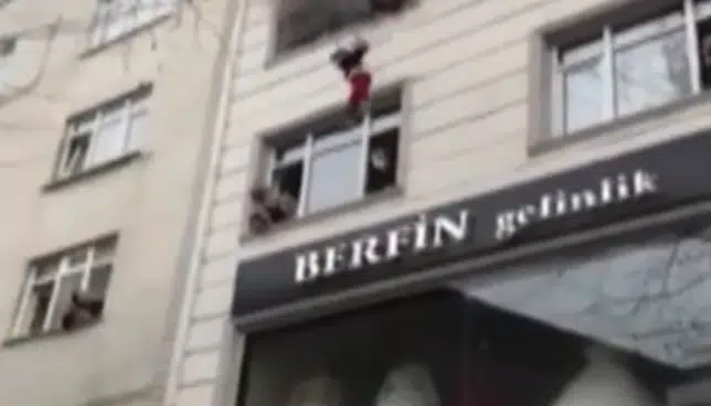 Una madre lanza a sus hijos por la ventana para salvarles de un incendio