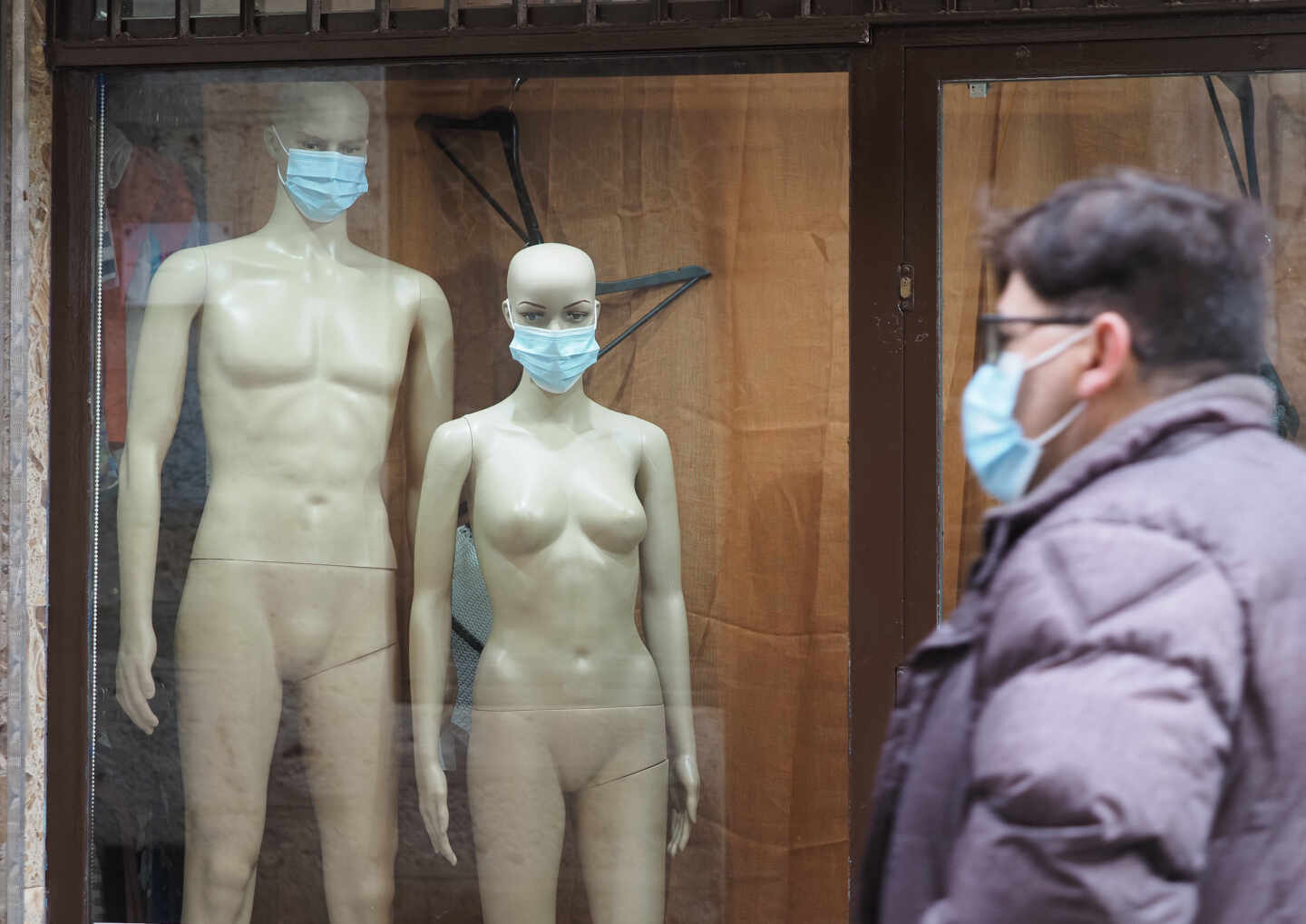 Dos maniquíes con mascarilla en un comercio de Tordesillas, Valladolid (España).