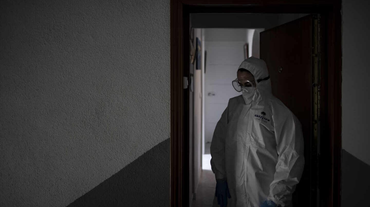 Un trabajador de una UVI móvil con la mirada perdida en domicilio en la tercera ola de la pandemia.