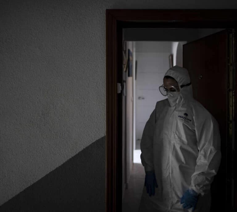 El SOS de los sanitarios: "Faltan ataúdes en televisión"