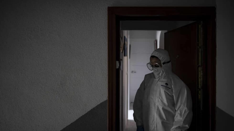 Un trabajador de una UVI móvil con la mirada perdida en domicilio en la tercera ola de la pandemia.
