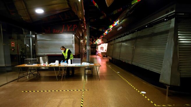 La Junta Electoral rechaza usar a voluntarios para cubrir huecos en las mesas del 14-F. Instalación de mesas electorales en el Mercado del Ninot de Barcelona.