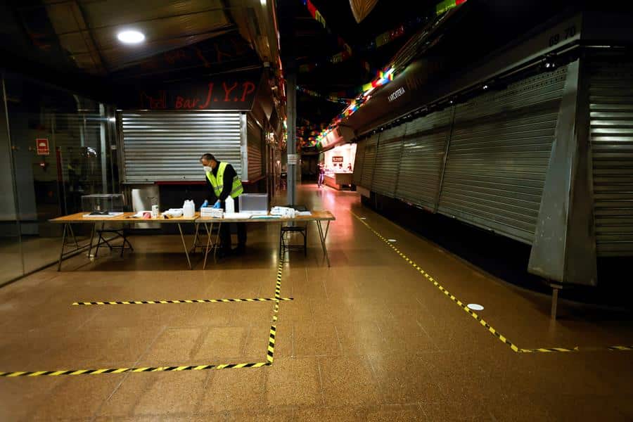 Instalación de mesas electorales en el Mercado del Ninot de Barcelona.