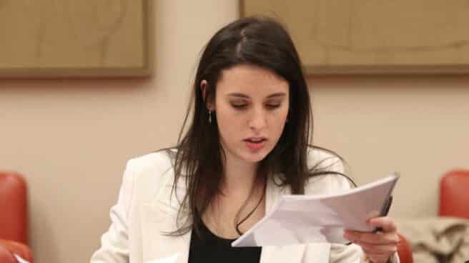 La "Ley Trans" de Irene Montero, el segundo bodrio que sale de su factoría La ministra de Igualdad, Irene Montero, durante la reunión de Comisión de Igualdad en el Congreso de los Diputados en Madrid.
