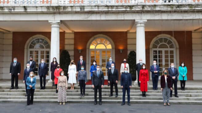 Foto de familia del Gobierno de coalición del PSOE y Unidas Podemos tras la salida de Illa y la llegada de Iceta. Foto de familia del Gobierno de coalición del PSOE y Unidas Podemos tras la salida de Illa y la llegada de Iceta.