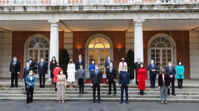 Foto de familia del Gobierno de coalición del PSOE y Unidas Podemos tras la salida de Illa y la llegada de Iceta.