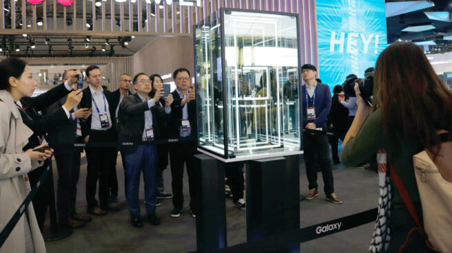 Varias personas en el Mobile World Congress, que podría celebrarse este mes de junio Asistentes al Mobile World Congress de Barcelona disfrutan de los avances tecnológicos