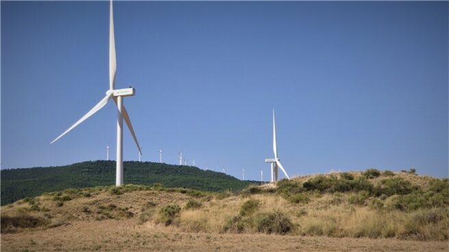 Un aerogenerador renovable, que puede ser paralizado por la crisis de la electricidad Aerogeneradores de viento de Iberdrola en el parque eólico de Zaragoza