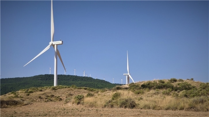 Aerogeneradores de viento de Iberdrola en el parque eólico de Zaragoza