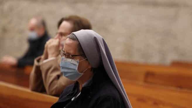 Brote de coronavirus en el monasterio de la Santa Fe de Alicante: 9 de 11 monjas contagiadas Una monja reza durante la celebración de la Santa Eucaristía en la Parroquia de Santa Elena, en Madrid.