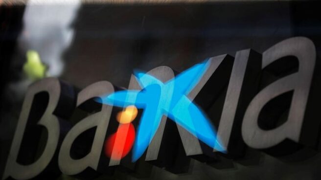 Montaje con los logotipos de Bankia y Caixabank.
