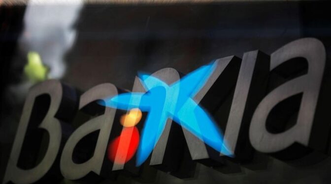 Montaje del logotipo de Caixabank y Bankia, que se fusionan este viernes CaixaBank obliga a los clientes de Bankia a pagar 36 euros si quieren conservar la tarjeta de débito