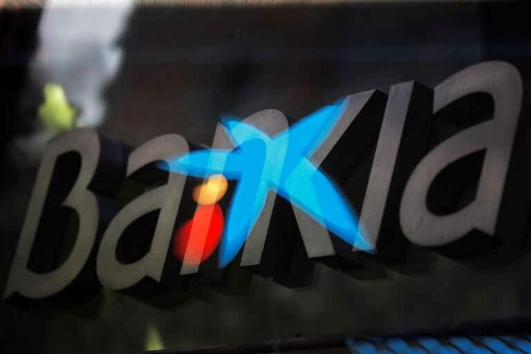 Montaje con los logotipos de Bankia y Caixabank.