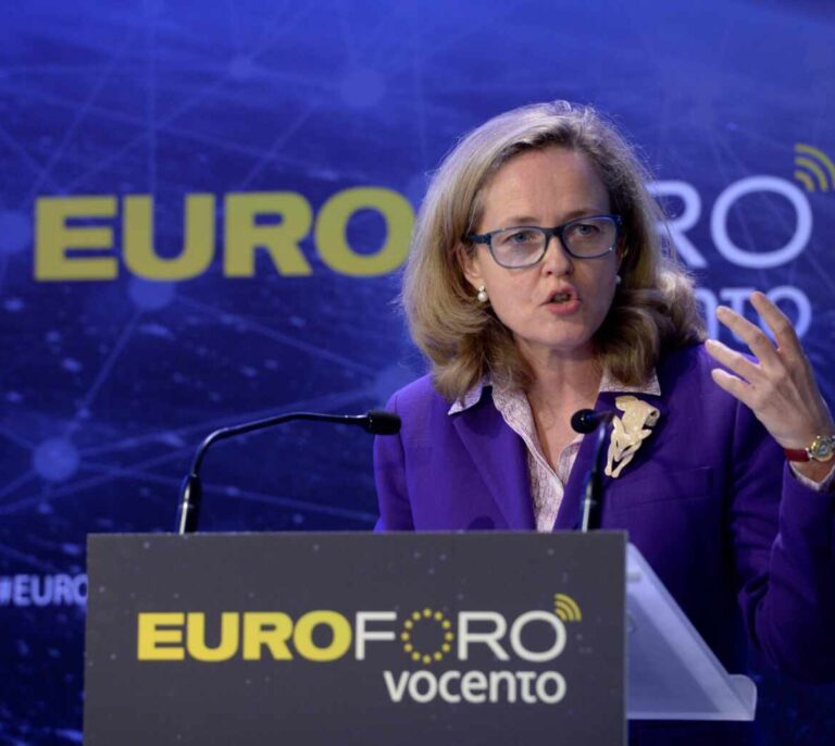 Calviño promete ayudas directas en marzo y pide a la banca que "siga siendo la solución"