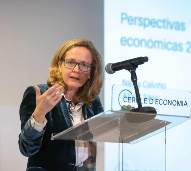 Calviño intenta convencer a Sánchez para que el Gobierno acepte la OPA de IFM por Naturgy
