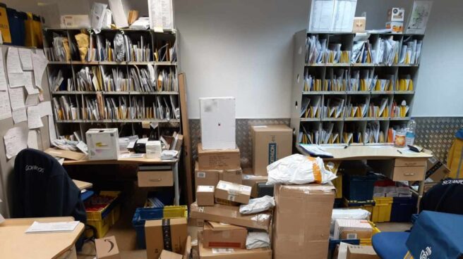Una oficina de Correos en Cataluña abarrotada de paquetes y sobres.