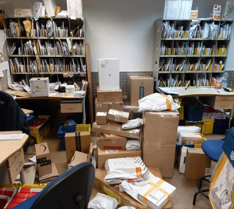 La “improvisación” de Correos dificulta la participación masiva en Cataluña