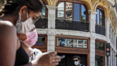 CaixaBank recortará con un ERE su plantilla tras la fusión con Bankia