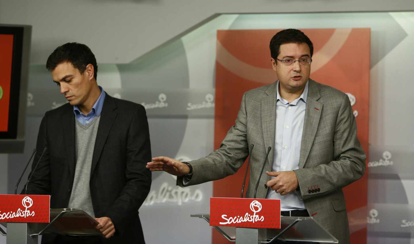 Óscar López, hoy presidente de Paradores, y Pedro Sánchez en un acto del PSOE a finales de 2013.