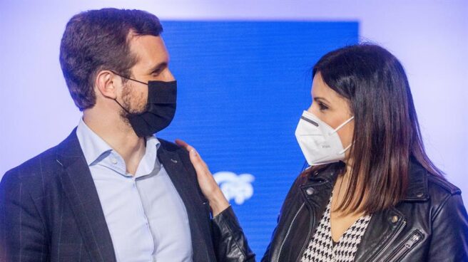 Pablo Casado critica las cargas del 1-O y explica que se negó a comparecer aquel día. Pablo Casado y la candidata Lorena Roldán, juntos en un acto de campaña del PP.