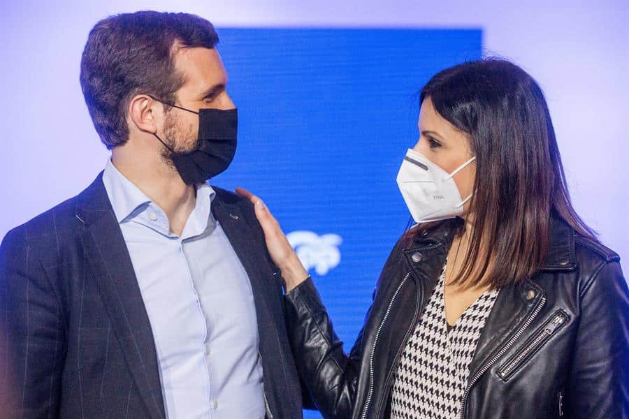 Pablo Casado y la candidata Lorena Roldán, juntos en un acto de campaña del PP.