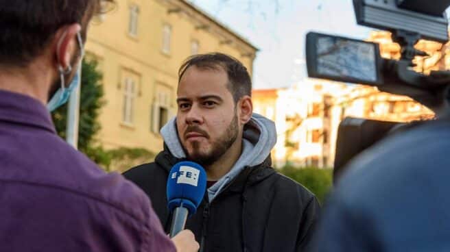 El rapero Pablo Hasel concede una entrevista en Lleida.