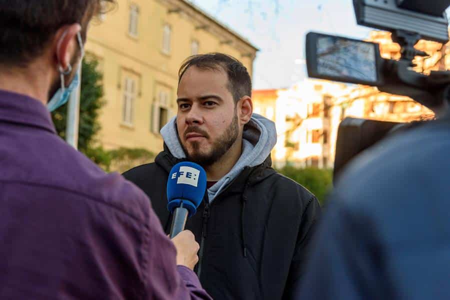 El rapero Pablo Hasel concede una entrevista en Lleida.