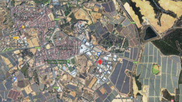 Decenas de desalojados en un incendio en la zona chabolista de Palos en Huelva