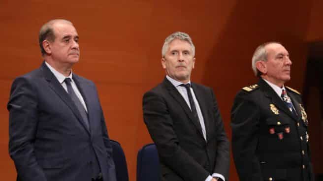 trransparencia-policia-viviendas-mandos-gasto El ministro Grande-Marlaska, flanqueado por el director general y el DAO de la Policía Nacional.