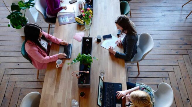 Varias mujeres trabajan delante de sus ordenadores.