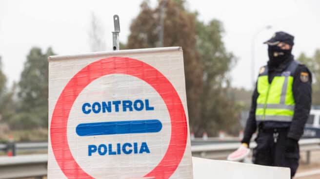 Un agente de la Policía Nacional, en un control durante la pandemia.