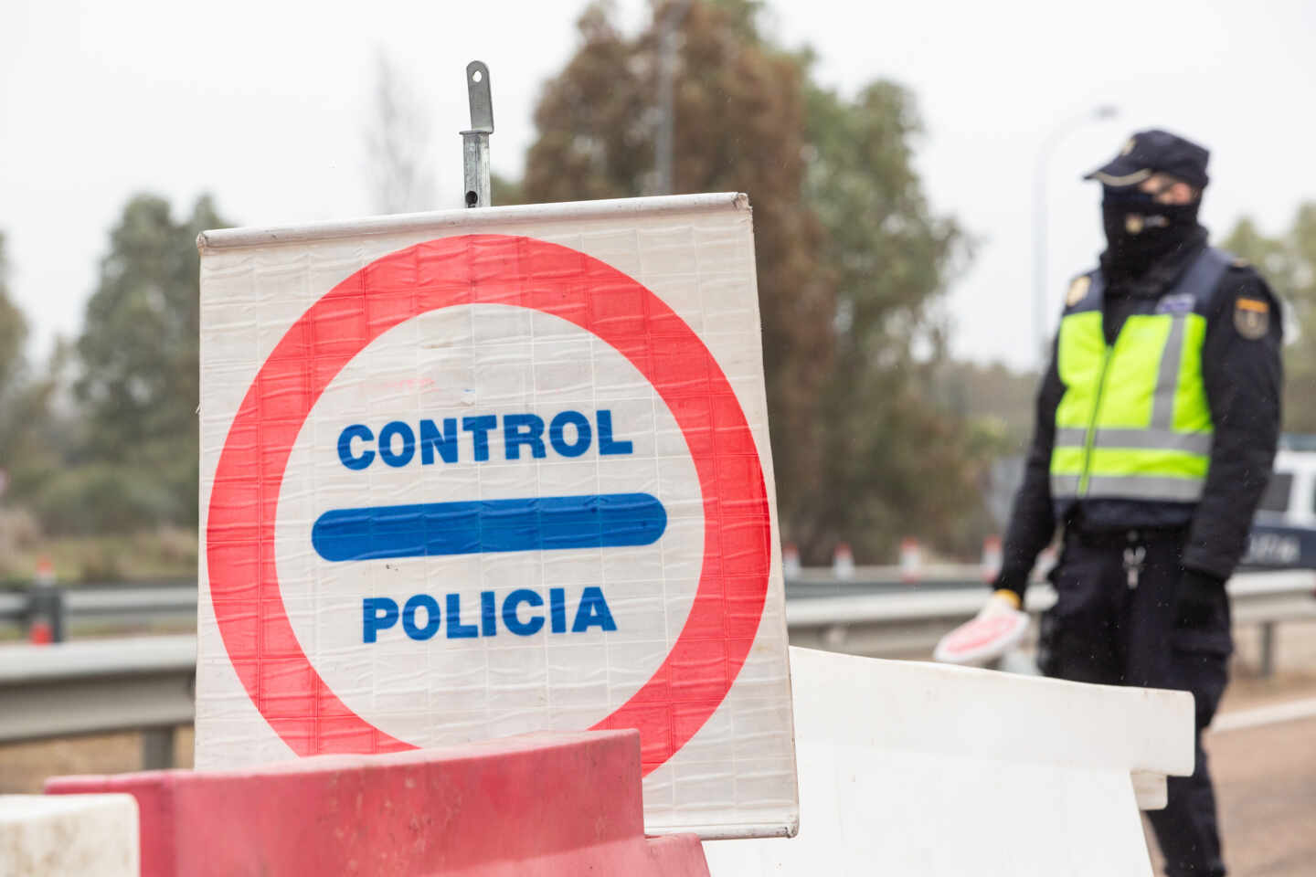 Un agente de la Policía Nacional, en un control durante la pandemia.