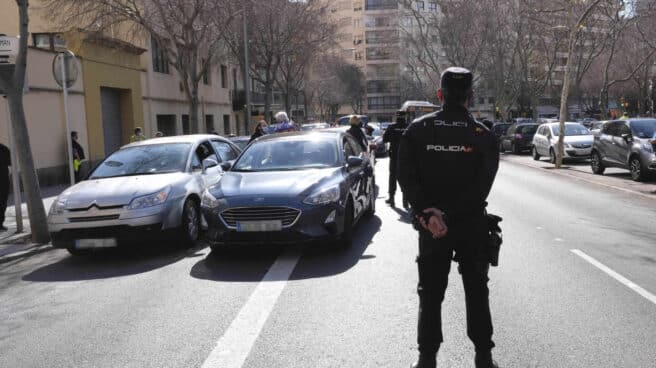 Un policía nacional, durante en servicio en la pandemia por coronavirus.