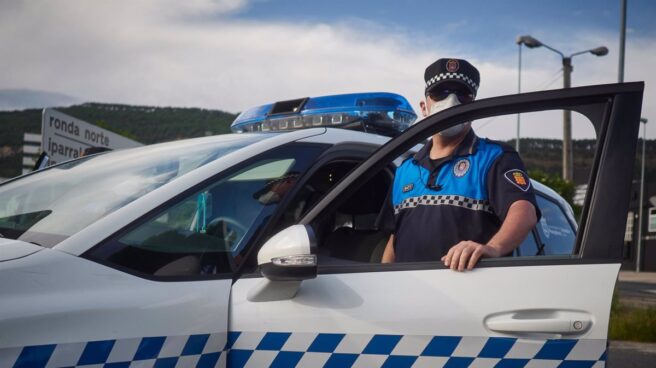 Un agente de la Policía de Pamplona en un coche patrulla